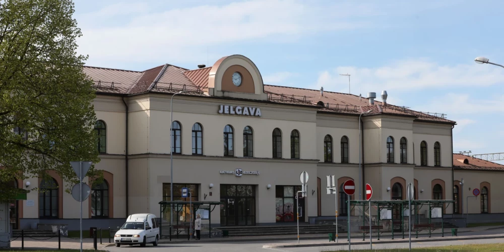 Vairāki vilcieni no Jelgavas dzelzceļa stacijas uz laiku darbadienās izbrauks agrāk.