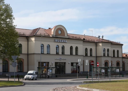 Vairāki vilcieni no Jelgavas dzelzceļa stacijas uz laiku darbadienās izbrauks agrāk.