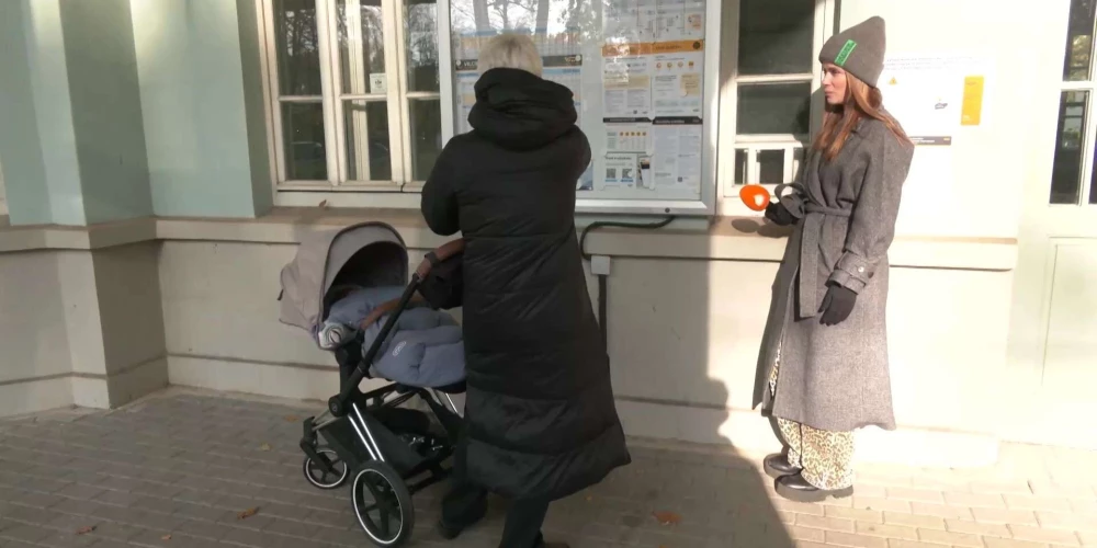 Мама с младенцем не смогла купить билет на поезд до Слоки.