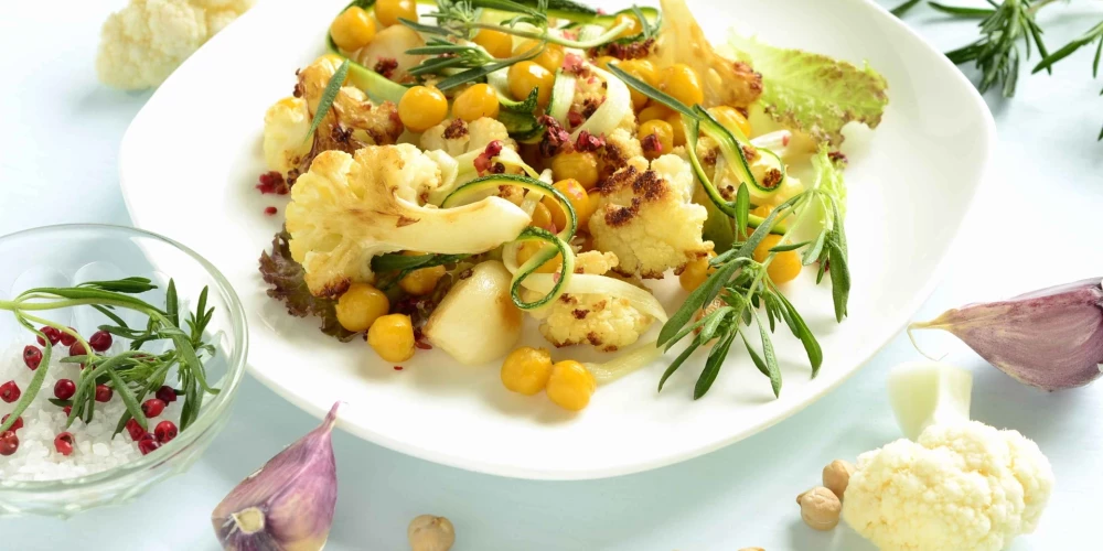 Rudenīgie ziedkāpostu un turku zirņu salāti