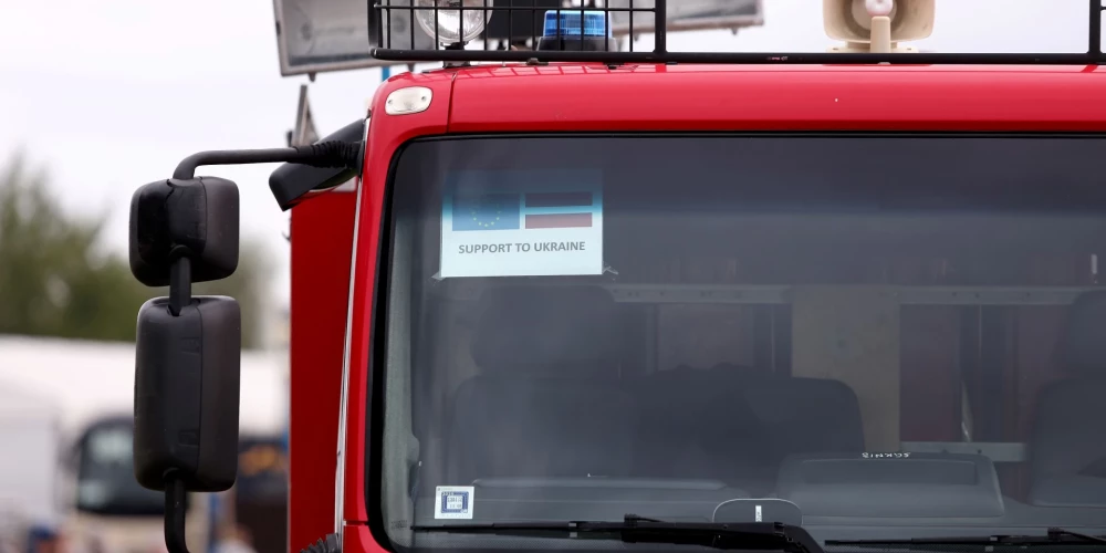 Glābēji Jelgavā atbrīvo zem auto iesprūdušu cilvēku.