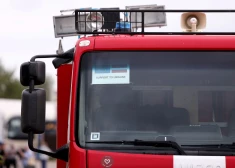 Jelgavā glābēji atbrīvo zem automašīnas iesprūdušu cilvēku