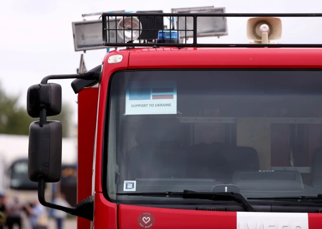 Jelgavā glābēji atbrīvo zem automašīnas iesprūdušu cilvēku