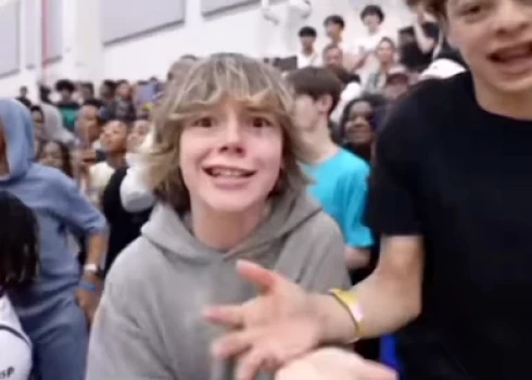 Jaunietis bļauj "6-7".