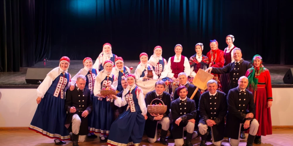 Videjās paaudzes deju kolektīvs “Vaduguns” tika dibināts 2000. gadā un savu dejotprieku rādījis neskaitāmos deju svētkos, festivālos, skatēs un koncertos Latvijā, kā arī nesis Liepājas un Latvijas vārdu pasaulē.