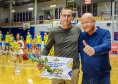 Pirms basketbola spēles sveica Uģi Lasmani