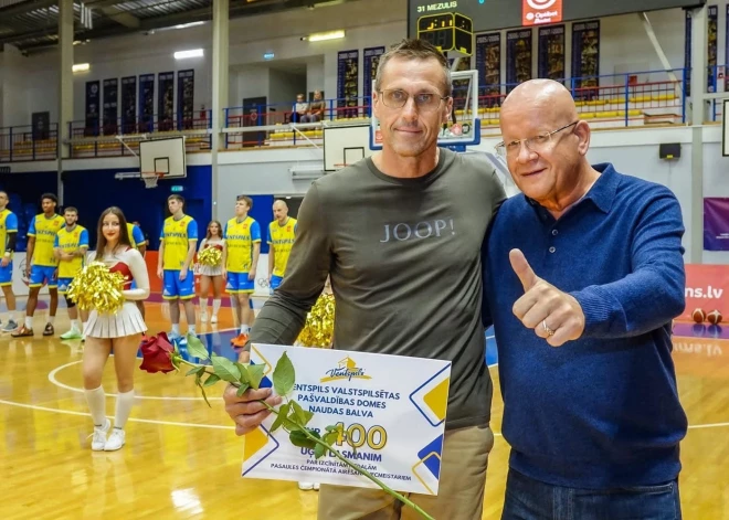 Pirms basketbola spēles sveica Uģi Lasmani
