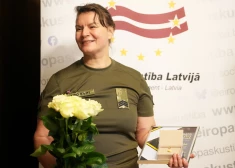 Frontes mediķei Cīrulei pasniegts "Eiropas cilvēka Latvijā" diploms. "Darbs ir nežēlīgi smags, bet cilvēku atzinība palīdz!"