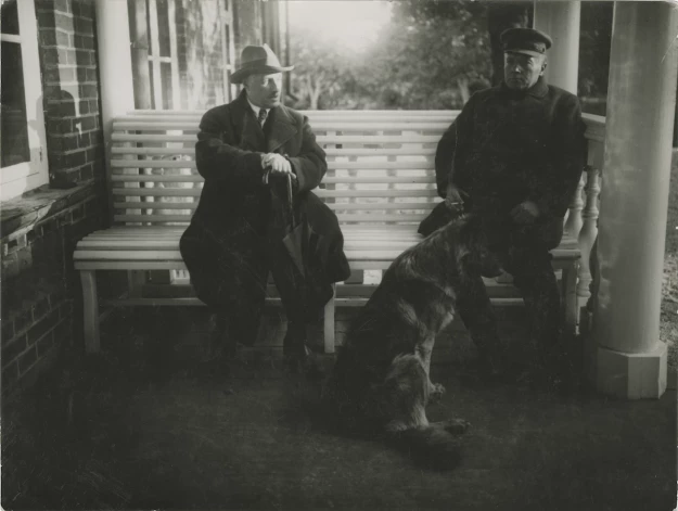 Brīvības cīņu laikā ģenerāli Jāni Balodi viņa gaitās nereti pavadīja suns. Zināms pat suņa vārds – Džeks. Atšķirībā no saimnieka Džeks par piedalīšanos karā nekādus apbalvojumus nesaņēma, un par viņa eksistenci mēs zinām tikai tāpēc, ka suns kopā ar Balodi pāris reizes gadījās fotogrāfa kadrā. Šis uzņēmums tapis kādās mājās Baloža dzimtajā Trikātā.