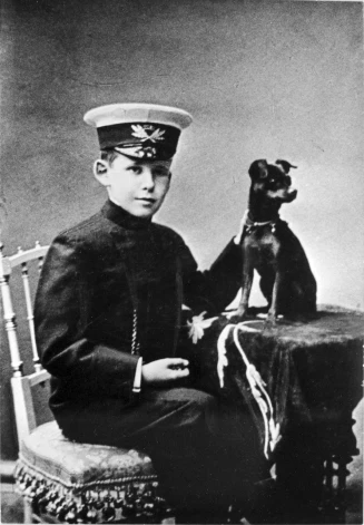 Ja par ūsainā vīrieša portretu ar balto sunīti mums nav nekādas informācijas, tad dažus gadus vēlāk tapušajā bildē līdzīgā stilā iemūžināts kāds pasaulslavens mūsu novadnieks. Tas ir Rīgā dzimušais kinorežisors Sergejs Eizenšteins. Fotogrāfijas uzņemšanas brīdī 1908. gadā viņam ir desmit gadi un, kā noprotams no bildes, savs suns. Te jāpiezīmē, ka Eizenšteins nāca no visai turīgas ģimenes, jo viņa tēvs bija arhitekts, tādēļ varēja atļauties tādu "ekstru" kā suns.