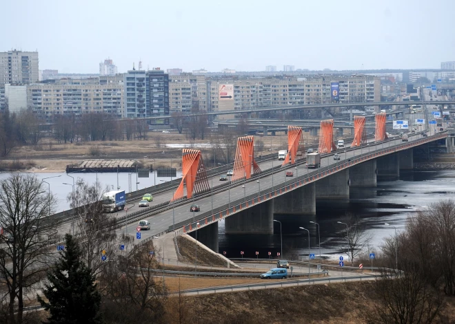 Вниманию автоводителей! На Южном мосту в Риге меняется скорость движения