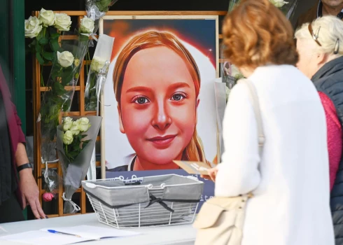 После оглашения приговора близкие и друзья девочки организовали тихий марш памяти в Париже. 