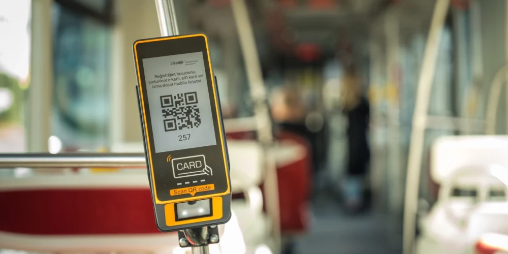 Ir apritējis gads kopš 2024. gada 23. oktobrī Liepājas sabiedriskajā transportā tika ieviesta elektronisko norēķinu sistēma, pasažieriem uzsākot izmantot e-biļetes. 