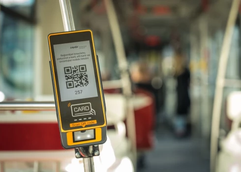 Ir apritējis gads kopš 2024. gada 23. oktobrī Liepājas sabiedriskajā transportā tika ieviesta elektronisko norēķinu sistēma, pasažieriem uzsākot izmantot e-biļetes. 