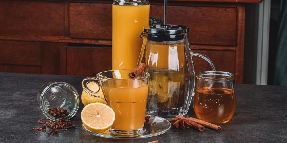 Karstais zaļās tējas, medus un apelsīnu sulas kokteilis