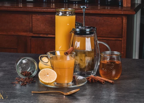 Karstais zaļās tējas, medus un apelsīnu sulas kokteilis