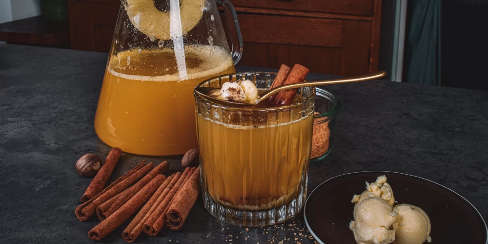 Karstais ananasu un sviesta ziemas dzēriens