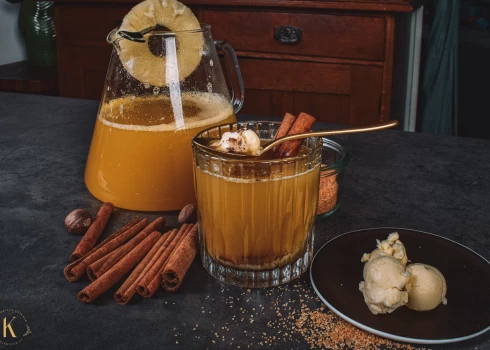 Karstais ananasu un sviesta ziemas dzēriens