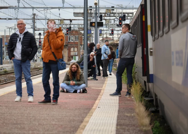 Francijā pēc kabeļu aizdedzināšanas traucēta vilcienu satiksme