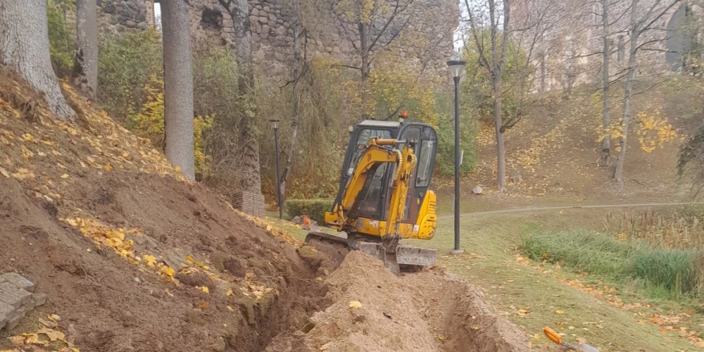 Pilnībā izārdīta un nu tiek atjaunota Dobeles pilsdrupu promenāde.