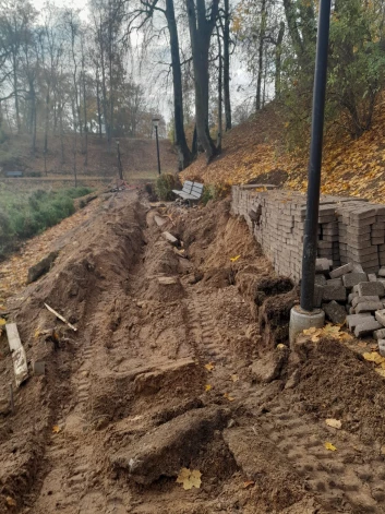 Dobeles pilsdrupu pomenādi paredzēts atjaunot līdz decembra sākumam.