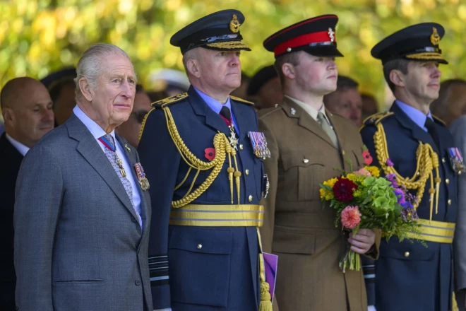 Карл III и другие на церемонии.