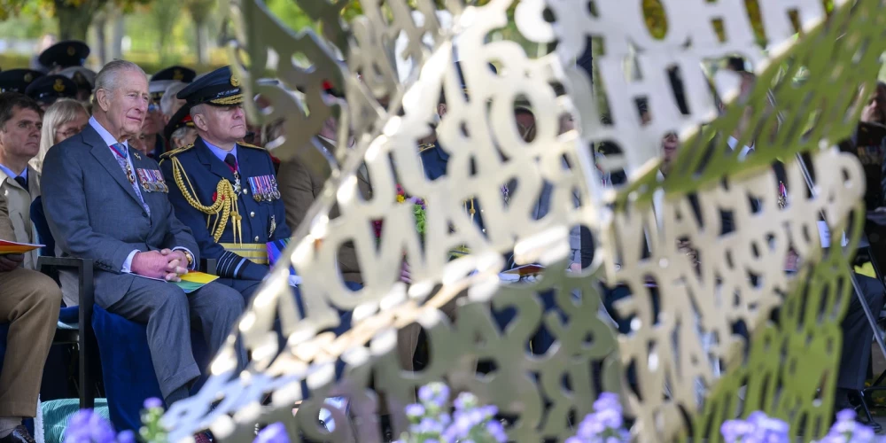 Карл III посетил церемонию открытия мемориала в честь ЛГБТ+ военнослужащих, которая состоялась в Национальном мемориальном арборетуме в Элревосе, графство Стаффордшир.
