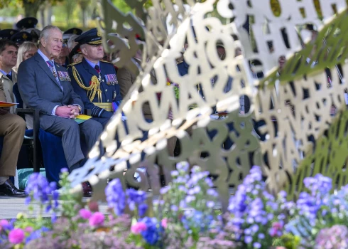 Карл III посетил церемонию открытия мемориала в честь ЛГБТ+ военнослужащих, которая состоялась в Национальном мемориальном арборетуме в Элревосе, графство Стаффордшир.
