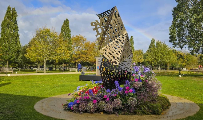 Скульптура выполнена в форме смятого бронзового письма с выгравированными словами тех, кого затронул запрет.