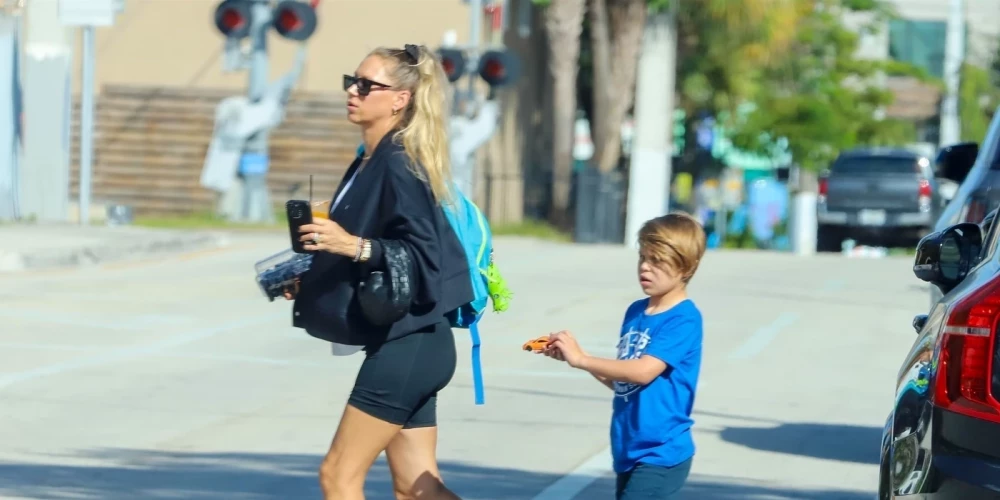 Будущая мама и бывшая звезда мирового тенниса Анна Курникова была замечена на солнечных улицах Майами во время прогулки со своим сыном.
