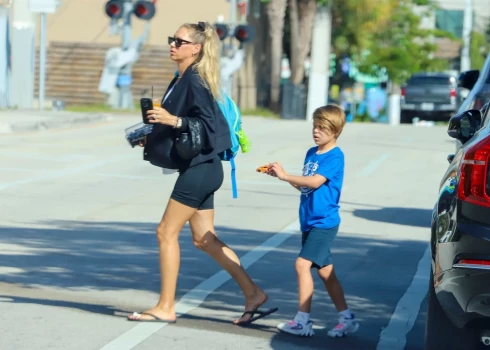 Будущая мама и бывшая звезда мирового тенниса Анна Курникова была замечена на солнечных улицах Майами во время прогулки со своим сыном.