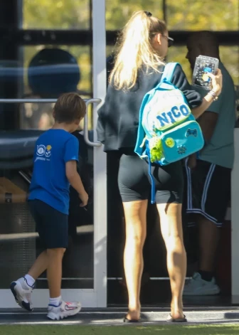 Для будущей мамы это редкий выход на публику: Курникова давно предпочитает семейную уединённость шумным мероприятиям.