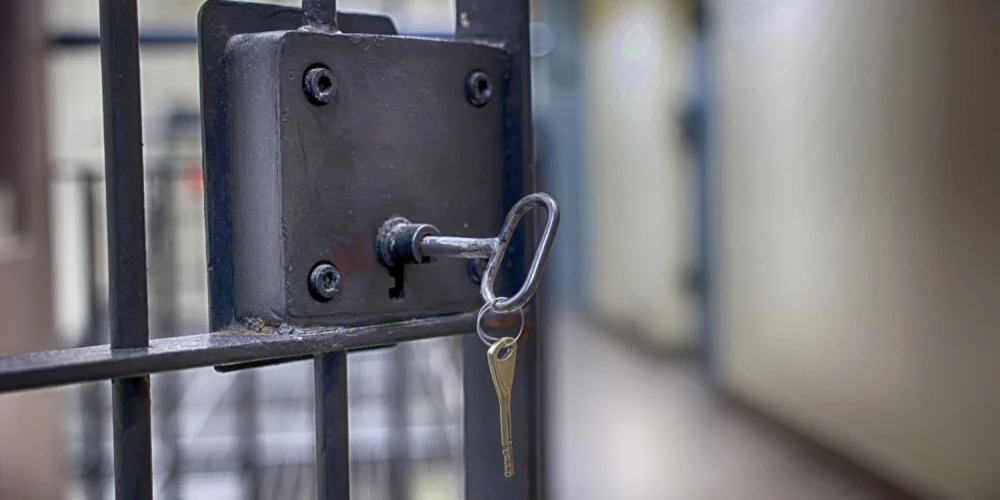 Zviedrija plāno pielāgot cietumus 13 līdz 17 gadus vecu noziedznieku izmitināšanai.