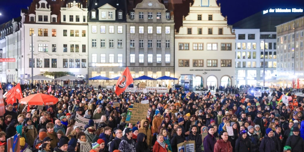 Simtiem cilvēku Leipcigā protestē pret Merca izteikumiem par migrāciju.