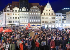 Simtiem cilvēku Leipcigā protestē pret Merca izteikumiem par migrāciju