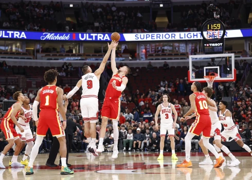 "Hawks" viesos ar rezultātu 123:128 (35:27, 23:30, 34:41, 31:30) zaudēja Čikāgas "Bulls" komandai.