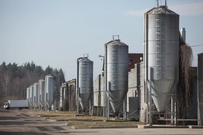 Skats uz Ķekavas vistu kūtīm.