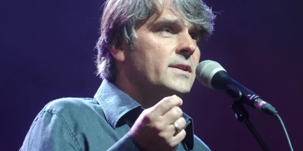 Певец и автор песен Айнар Миелавс.