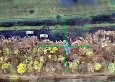 Artilērijas un dronu uguns ietekmē Krievijas transportlīdzekļi izlaida karaspēku meža joslās Volodimirivkas nomalē.