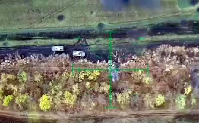 Artilērijas un dronu uguns ietekmē Krievijas transportlīdzekļi izlaida karaspēku meža joslās Volodimirivkas nomalē.