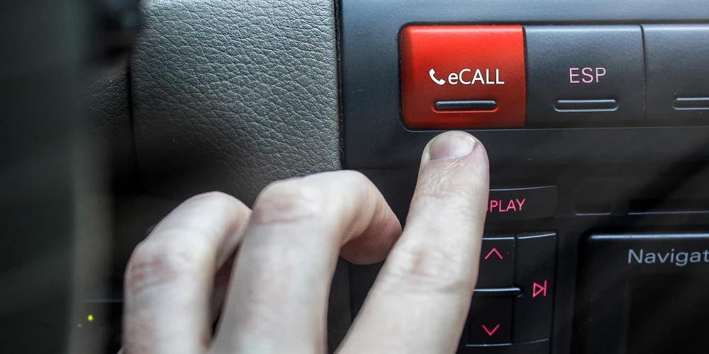 Кнопка вызова помощи обязательна в ЕС с 2018 года.