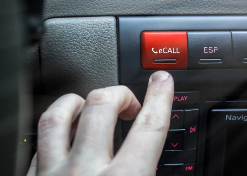 Кнопка вызова помощи обязательна в ЕС с 2018 года.