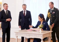 FOTO: Dānijas karalis un karaliene ieradušies valsts vizītē Latvijā