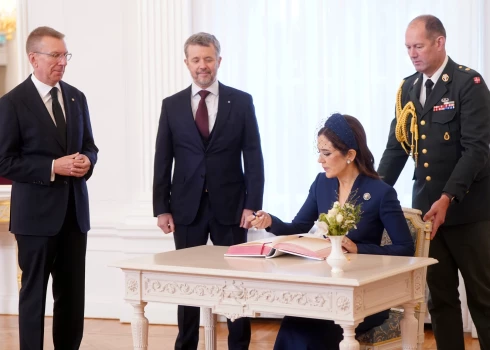Dānijas karaliene Mērija veic ierakstu Rīgas pils viesu grāmatā, klātesot Latvijas Valsts prezidentam Edgaram Rinkēvičam un Dānijas karalim Frederikam X Rīgas pilī.