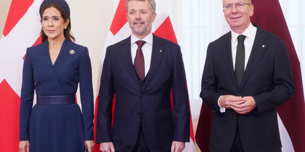 Valsts prezidents Edgars Rinkēvičs (no labās), Dānijas karalis Frederiks X un Dānijas karaliene Mērija tikšanās laikā Rīgas pilī.