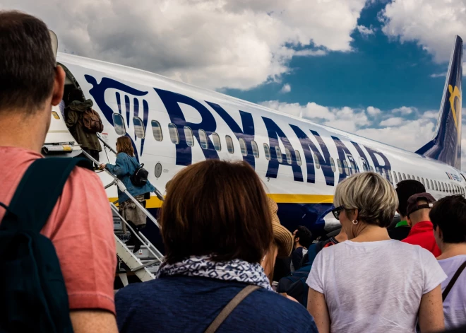 "Iekāpšana beigusies, jums vajadzēja stāvēt." "Ryanair" pasažiere lidostā piedzīvo absurdu situāciju