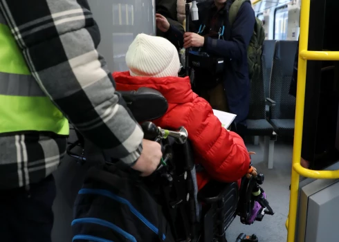 Инвалиды Латвии живут на копейки - государству придётся искать почти 300 миллионов евро.