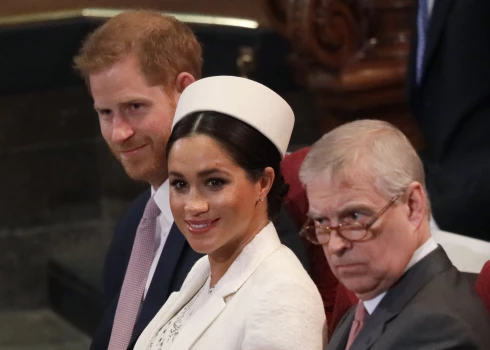 Princis Harijs, Megana Mārkla un princis Endrū 2019. gadā dievkalpojuma laikā Vestminsteras abatijā Londonā.