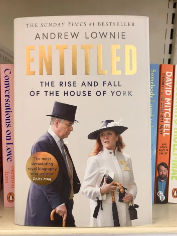 Endrū Launija jaunā biogrāfiskā grāmatā par karaļa apkaunoto brāli un viņa bijušo sievu Sāru Fergusoni “Entitled: The Rise and Fall of the House of York” (“Priviliģētie: Jorkas nama uzplaukums un noriets”).