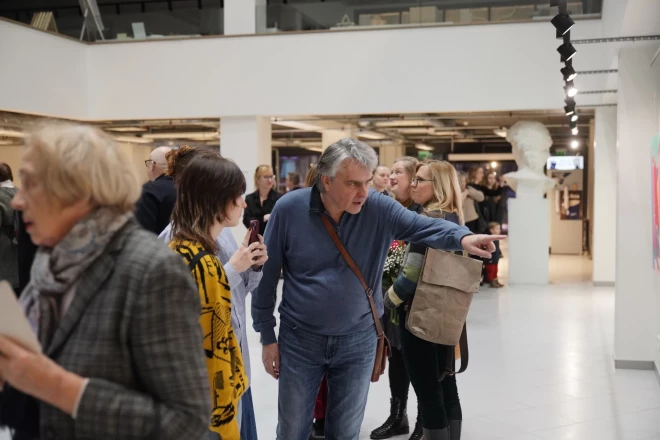 Mūziķis Ainars Mielavs pirms vairākiem gadiem esot piesavinājies ukraiņu fotomākslinieka Imanta Kaliņa portretu, lai to bez maksas izmantotu sava izdotā albuma vākam.